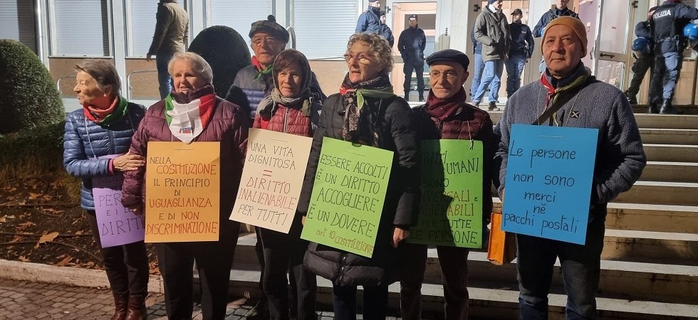 Manifestazione a Trento per chiedere un'accoglienza degna Manifestazione a Trento per chiedere un'accoglienza degna